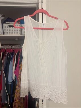 Women’s White Sleeveless Eyelet Hem V-Neck Top